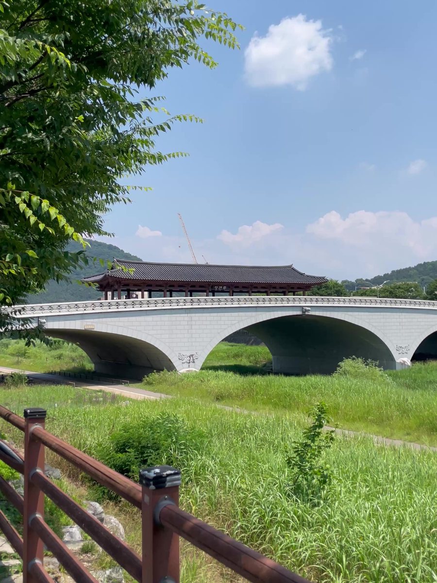 전주 한옥마을을 가로지르는 다리와 그 위에 올라앉은 한옥 누각